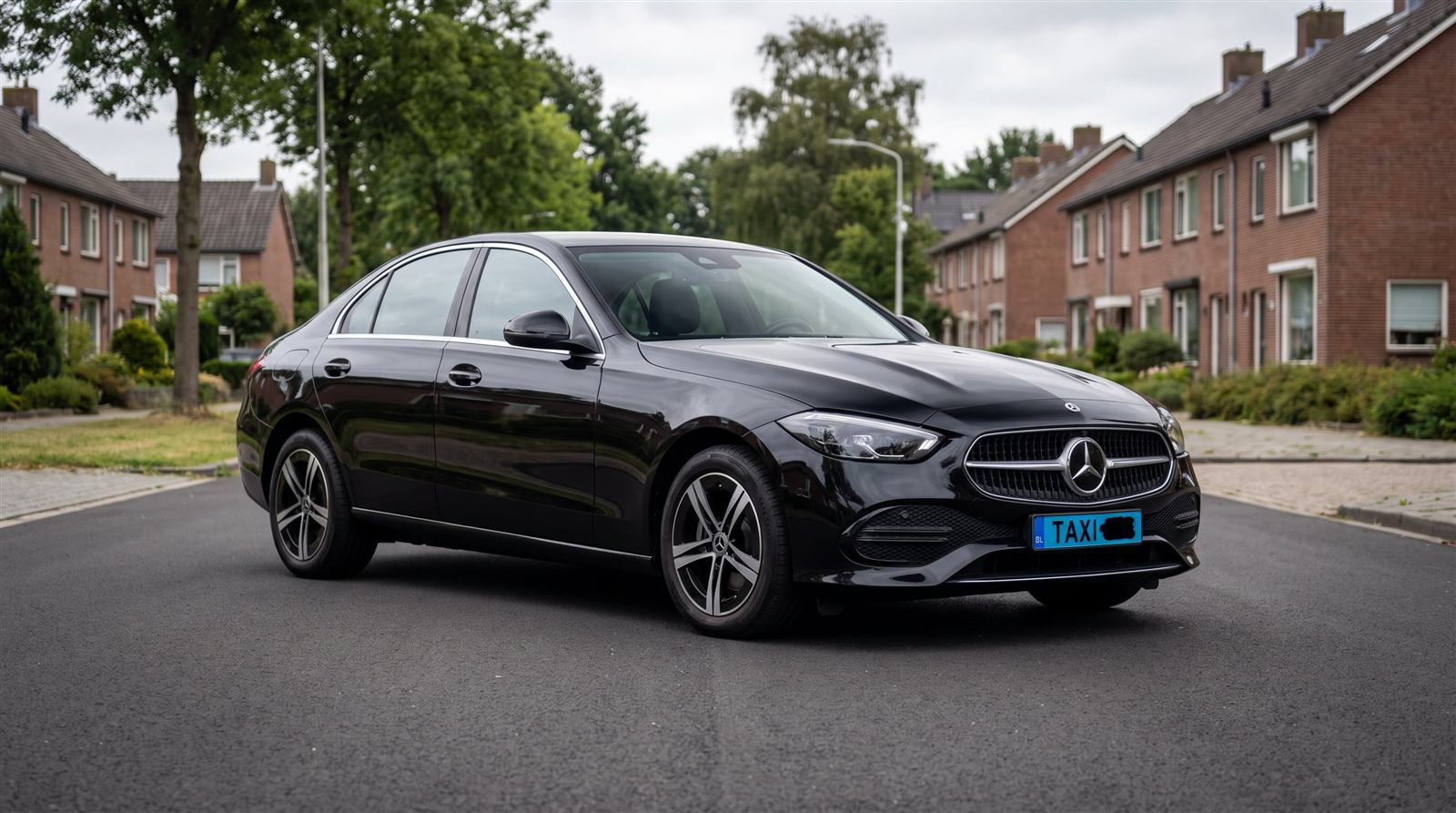 Zwarte Mercedes C-Klasse van Taxi Le Noir met taxikenteken in een woonstraat