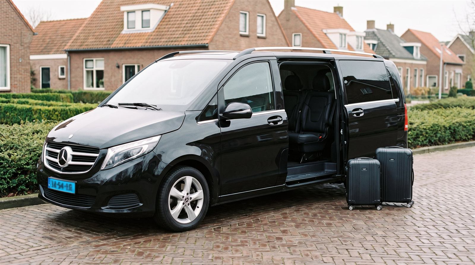 Mercedes V-Klasse van Taxi Le Noir met open schuifdeur en koffers